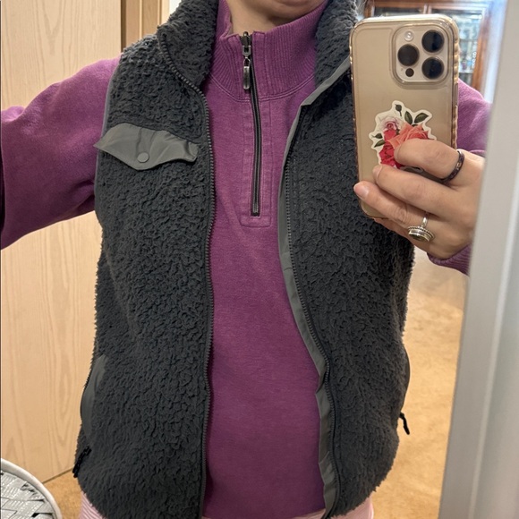 Mountaineering SZ L Charcoal Fleece Vest W/ Zipper Pockets - Picture 5 of 6